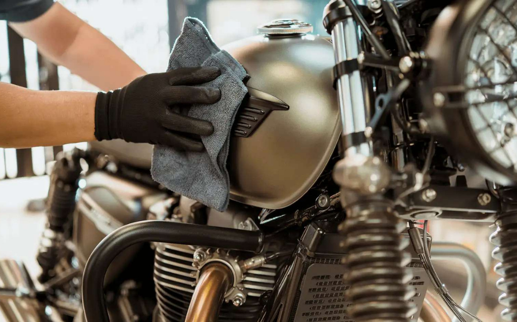 Motosiklet Benzin Deposu Nasıl Temizlenir?